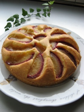 夏の終わりのスモモ(太陽)のケーキ