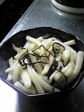 超簡単☆余った大根と塩こんぶをモミモミ！