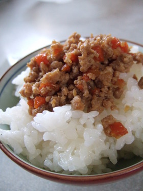 生姜が効いてる☆野菜入り豚そぼろ