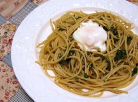 大葉にんにく醤油と温泉卵の和風パスタ