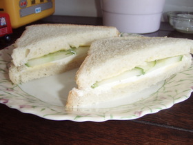 小腹すいた?クリチきゅうりサンドイッチ