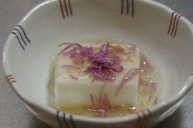 落花生豆腐の菊餡かけ
