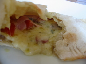餃子の余った皮で。。カルツォーネ