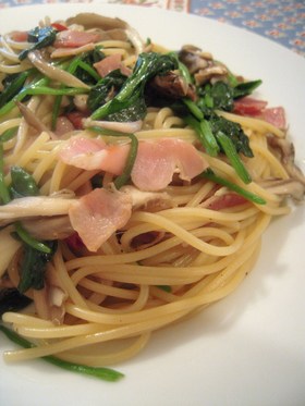 ベーコンとホウレン草と舞茸のパスタ