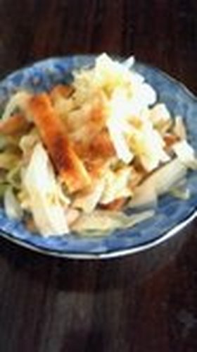 素朴でおいしい！キャベツとさつま揚げ炒め