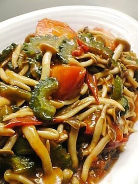 ゴーヤーとトマトのオイスターソース炒め