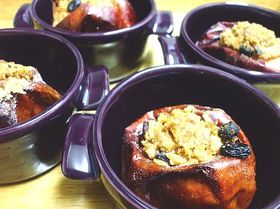 シュトロイゼルをのせた焼きりんご
