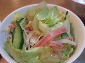 レタスときゅうり、かにかまのサラダ