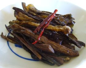 芋がらの炒めもの～ペペロンチーノ風