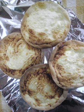 餃子の皮で～おつまみガーリックピザもどき