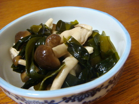 しめじとわかめの酢の物