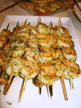 パーティーに海老のガーリックレモン串焼き