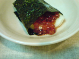 お餅といくらの海苔巻き