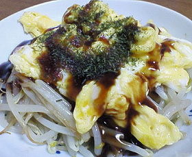 もやしとふわふわたまごのお好み焼き風