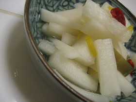 切って漬け込むだけ・・・「ゆず大根」