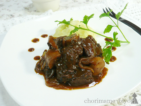 フライパンで作る♪牛肉の赤ワイン煮込み
