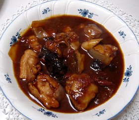 鶏とプラムの　赤ワイン煮込み