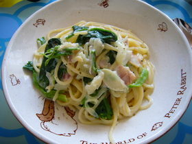ベーコンとほうれん草のクリームパスタ