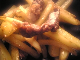 牛薄切り肉とじゃがいものバター醤油炒め