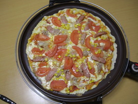 仲間が集まったらホットプレートでピザ♪