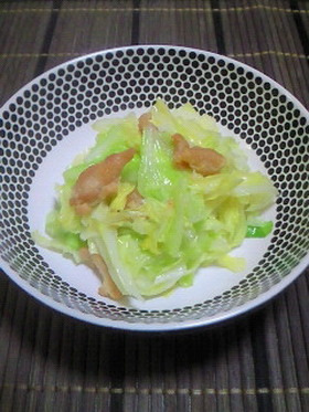 カリカリ鶏皮とキャベツのにんにく風味