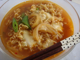 チーズがとろ～り辛ラーメンでユッケジャン