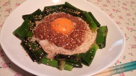 手抜きな1人ご飯♪納豆そうめん♪卵黄のせ