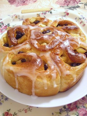 煮リンゴとレーズンのちぎりパン