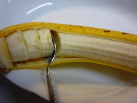 バナナはスプーンで切ると楽チン♪