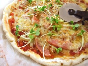 クッキングシートでオーブンいらずのピザ*