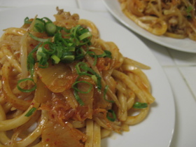 ピリ辛キムチで焼きうどん。