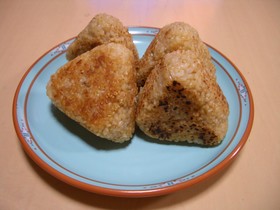 カリッと香ばしい!焼きおにぎり(玄米編)