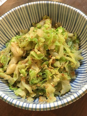 味見で半分なくなるキャベツの胡麻和え