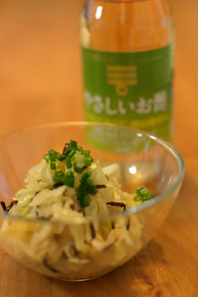 キャベツと塩コンブをお酢で。
