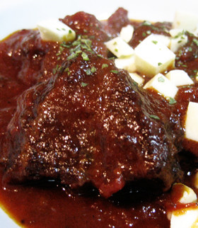 牛ほほ肉の赤ワイン煮込み