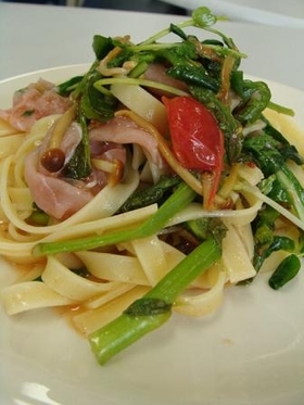 菜の花とプチトマト　生ハムのパスタ