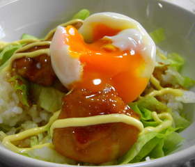 チーズがポイント?照りチキ丼温たまのせ
