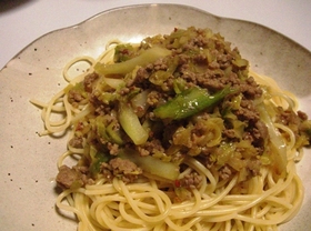 キャベツとひき肉のピリ辛パスタ