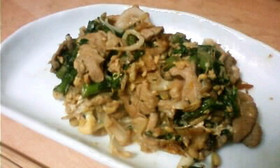 春菊が鮮やか！豚もやし炒め