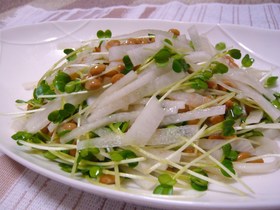 梅ぇ〜大根と貝割れの納豆サラダ