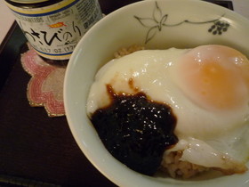 こっそり幸せ☆目玉焼きと海苔の佃煮ごはん