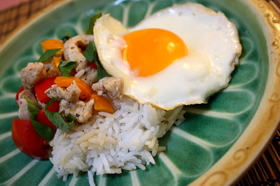 天下一品ガパオ★鶏肉パプリカのバジル炒め