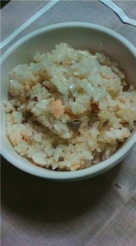 入れて炊くだけ！鮭の炊き込みご飯