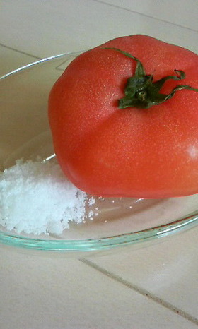 私だけ？トマトは砂糖をつけて食べるんです