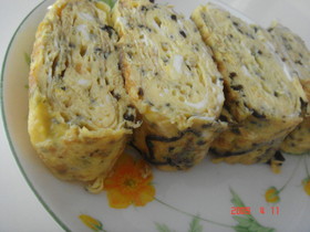 ゆかりと塩昆布の卵焼き