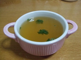 セロリ葉でシンプルベストなコンソメスープ