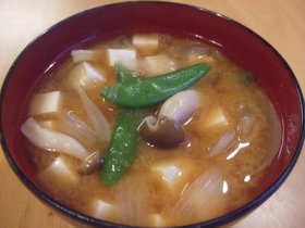 春～✿新玉ねぎとスナップえんどうの味噌汁