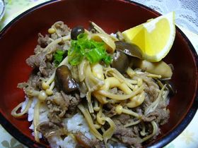 母の！たっぷりたっぷりキノコ丼
