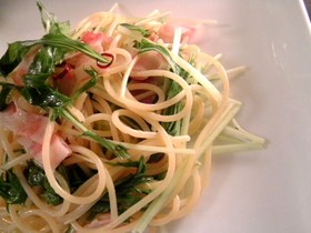 水菜とベーコンのペペロンチーノ