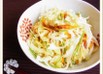 千切りキャベツの桜海老ごま油がけ